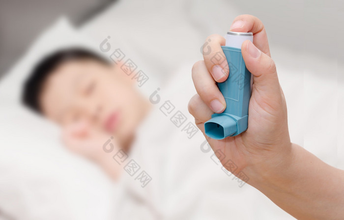母亲抱着哮喘吸入器图片-包图网企业站