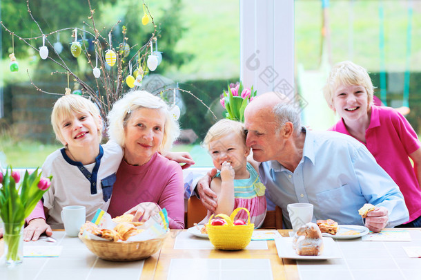 爷爷奶奶和孙子们一起享受复活节早餐