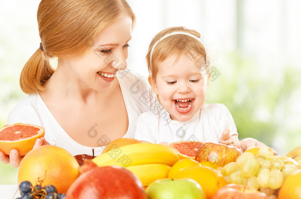 快乐家庭母亲<strong>和</strong>女儿的小女孩，吃健康的蔬菜