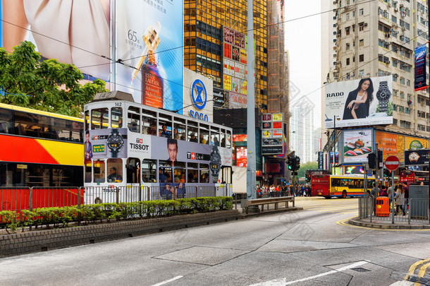 双层公共汽车和电车 Hong 香港的中央大街上