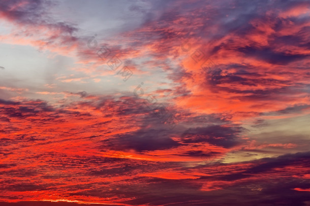 美丽多彩的夕阳的天空。<strong>红颜色</strong>的天空背景