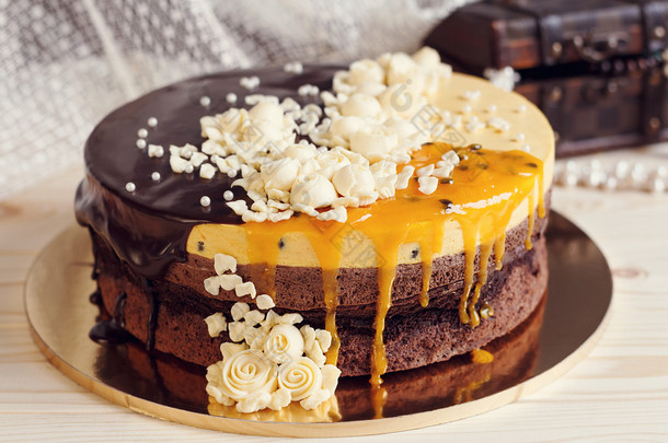 Romaantic 蛋糕巧克力酱、 奶油花与芒果 pa