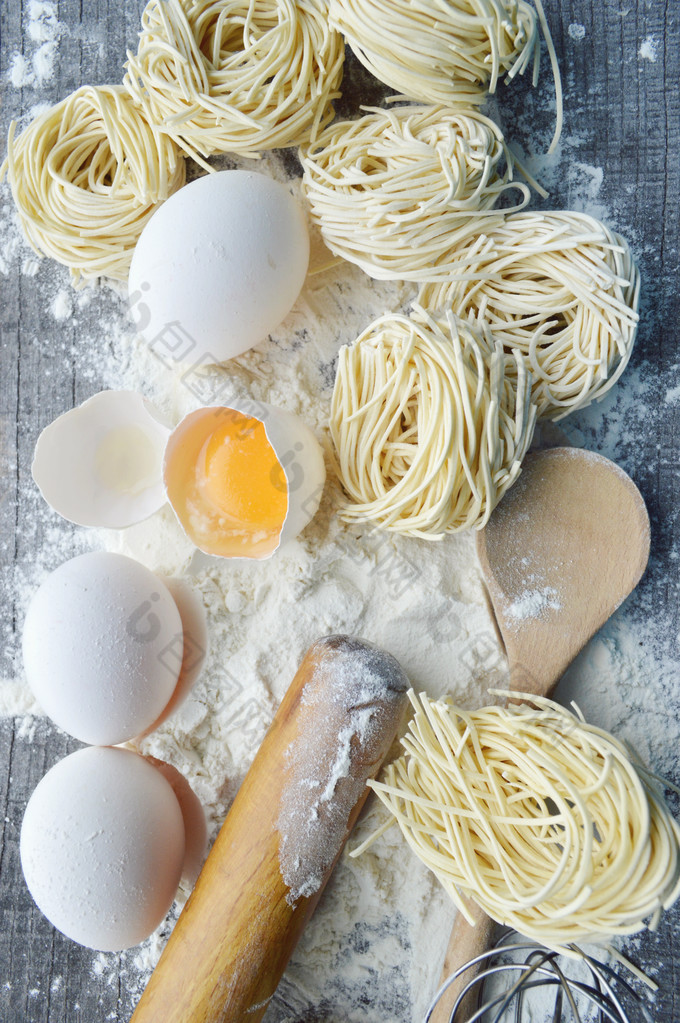 静物与原料自制面食和意大利面食的配料。过程的蒸煮 pasta.the 过程的自制包饺子，美味的午餐