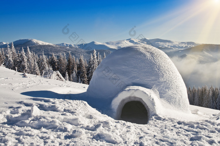 在雪地上的冰屋 雪屋