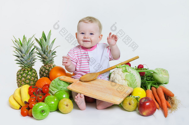 可爱的<strong>宝宝</strong>坐在一起的水果和<strong>蔬菜</strong>