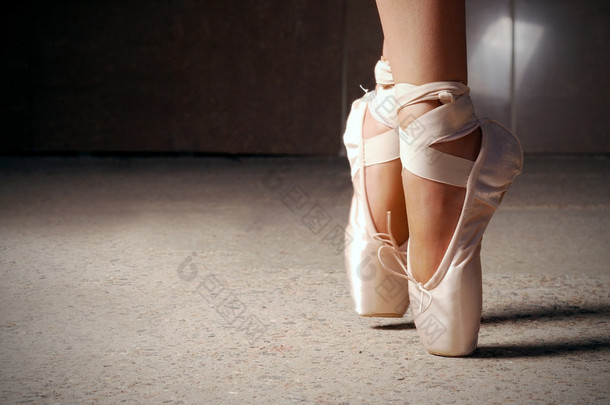 英尺的<strong>芭蕾</strong>舞女演员在<strong>芭蕾</strong>舞鞋跳舞