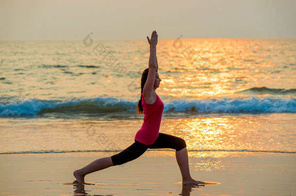 漂亮的女孩做瑜伽附近海洋赤脚