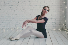 年轻的芭蕾舞者身着芭蕾短裙展示她的技巧
