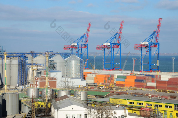 敖德萨货运港口与谷物干燥机和色彩缤纷的起重机，乌克兰，黑海，欧洲
