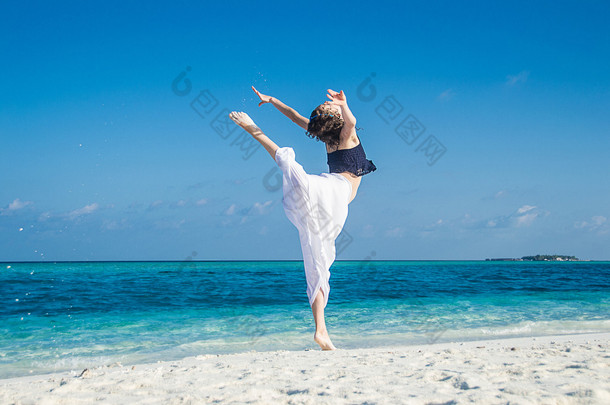 在热带海滩女孩舞蹈