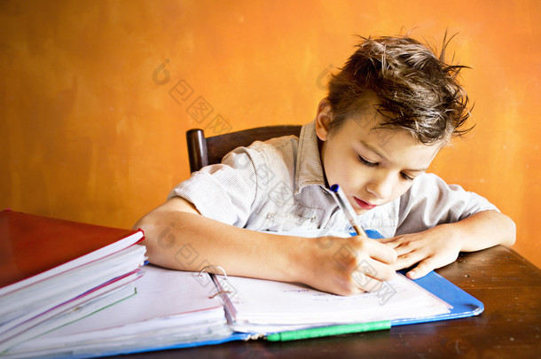 一个小男孩正在做家庭作业