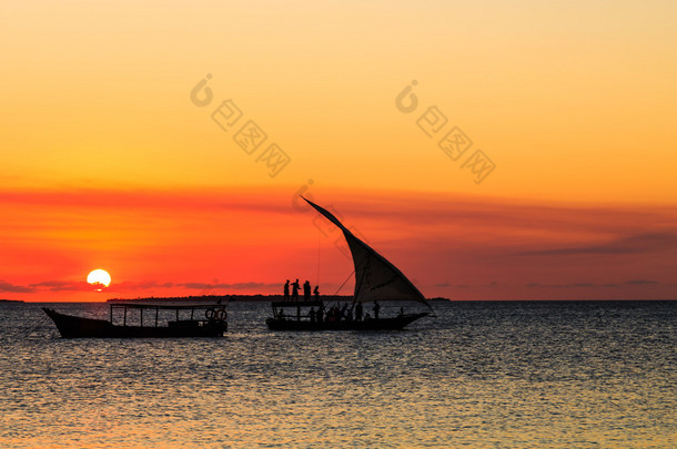 旅游看日落的传统渔人船上