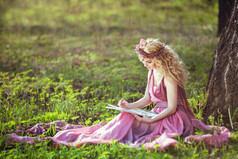 童话故事中的女孩穿衣服坐在一棵树在森林里和绘制