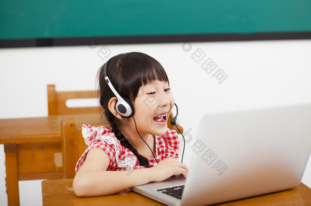 快乐的小<strong>女孩</strong>，<strong>学习在教室</strong>中的计算机