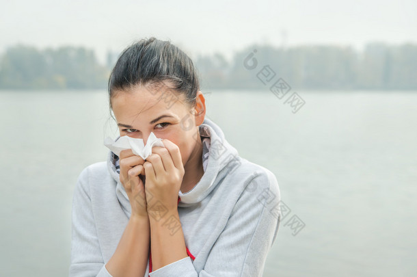 女人与鼻塞或过敏反应