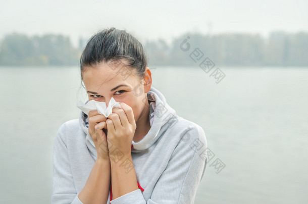 女人与鼻塞或过敏<strong>反应</strong>