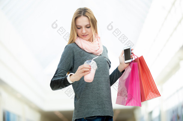 年轻女子在超市检查时间举行购物袋, 