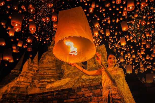 泰国人浮灯在大城府历史公园