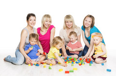 儿童组与母亲玩积木。孩子们早期的发展。婴儿活动游戏，在白色的背景分离