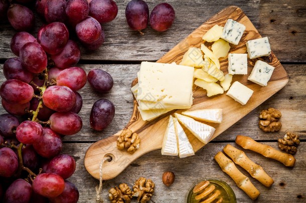奶酪板: 瑞士干酪，卡门培尔奶酪奶酪、 蓝纹奶酪，面包棍、 核桃、 榛子、 蜂蜜、 葡萄