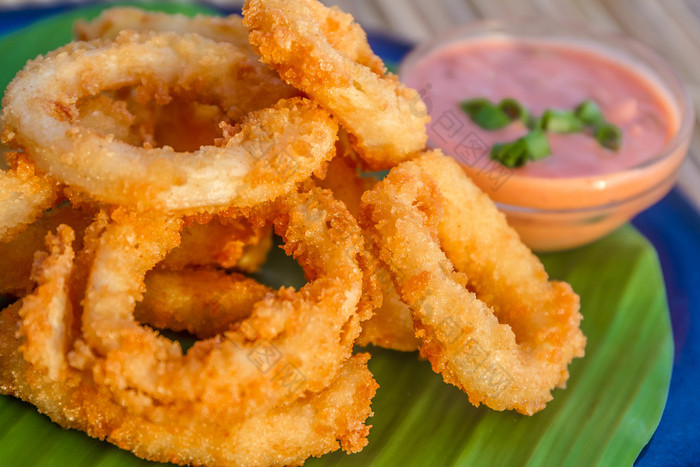 海鲜小吃在室外领班服役的鱿鱼圈