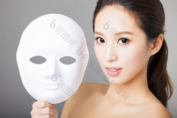 年轻女子捧着白色面具的<strong>医疗美容</strong>概念