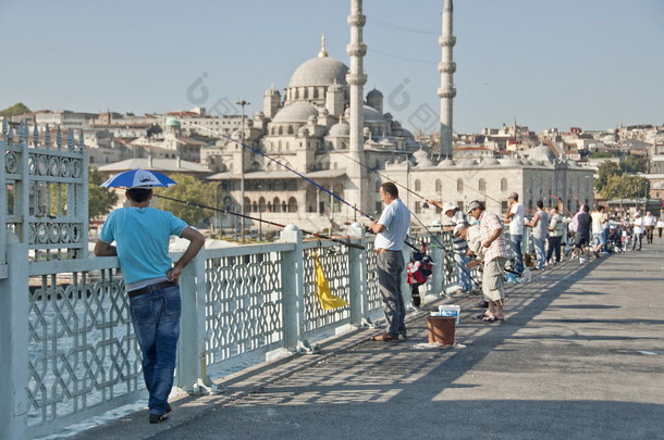 在伊斯坦布尔，土耳其的加拉塔大桥土耳其<strong>渔民</strong>钓鱼杆.