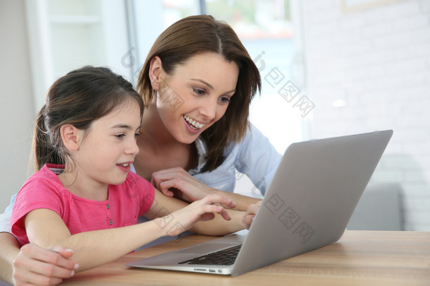 母亲和女儿做作业