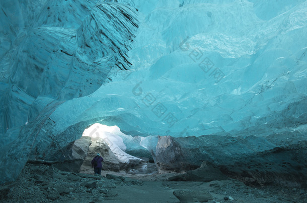 在冰川的冰洞<strong>旅游</strong>