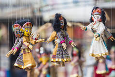 面具、 娃娃和纪念品在街边小店在 Ka 的杜巴广场