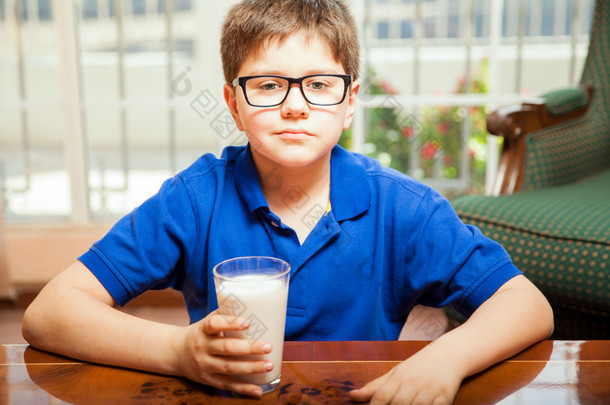 男孩抱着一杯牛奶