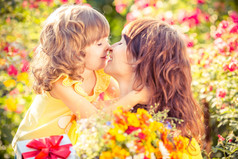 女人和孩子与花