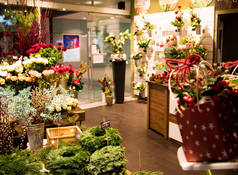 小花店店卖圣诞装饰、 礼物和鲜花