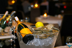 柠檬与新鲜牡蛎在冰桶里的香槟酒瓶