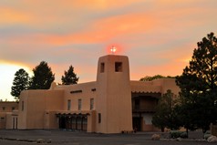 教会在日落时在新墨西哥州圣达菲