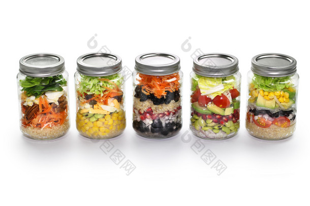 在玻璃罐子里，白色背景的蔬菜沙拉