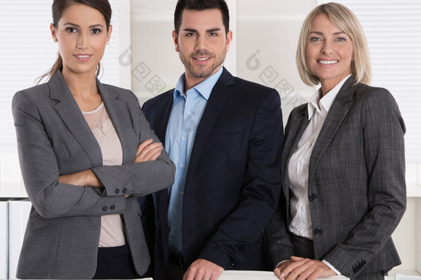 三个商务人士的肖像: <strong>男</strong>人和女人在一个团队中.