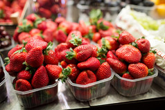 在盘子里，巴塞罗那的市场拉邦奇利亚，西班牙的价格在市场的摊位上草莓