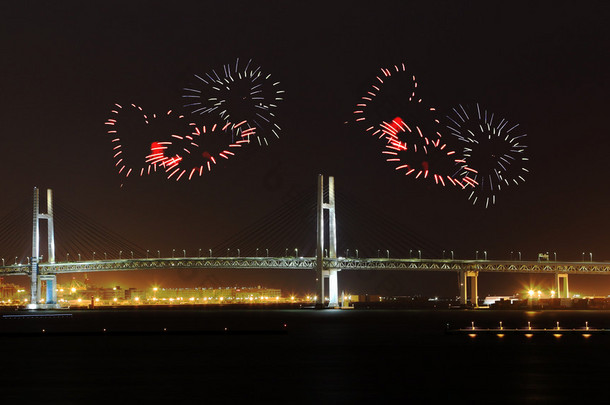 心烟花庆祝横滨湾大桥晚上