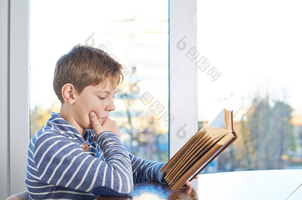 男孩在看书