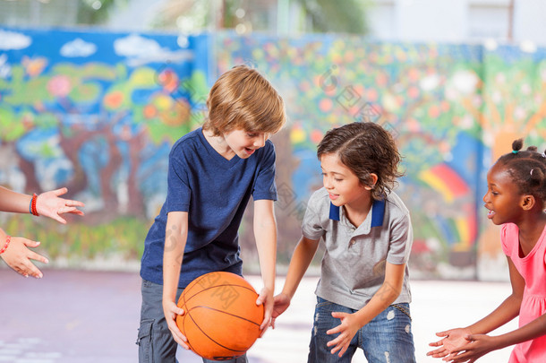 小学儿童快乐在学校打篮球