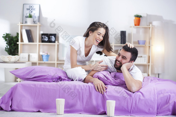 幸福的年轻夫妇，ded 房间里的床上沙发上