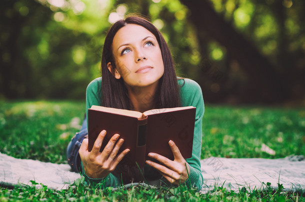 阅读一本书时，女人在想什么事情