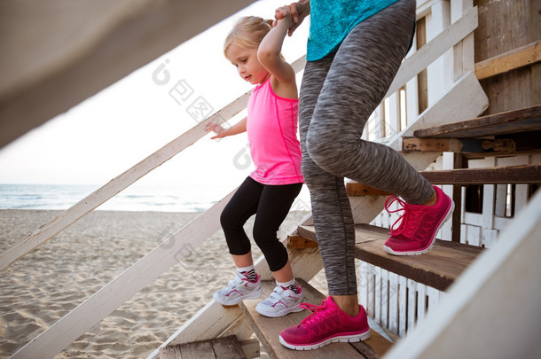 <strong>健康</strong>的母亲和婴儿女孩走下楼梯