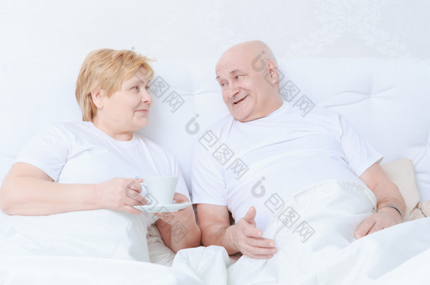 对夫妇躺在床上进行交互