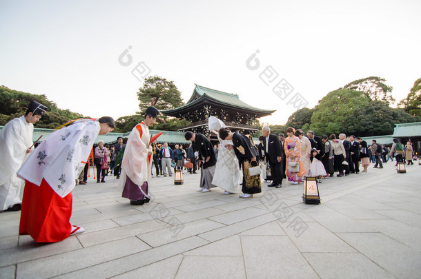 东京，日本-2013 年 11 月 23 日： 日本婚礼仪式于明治神宫