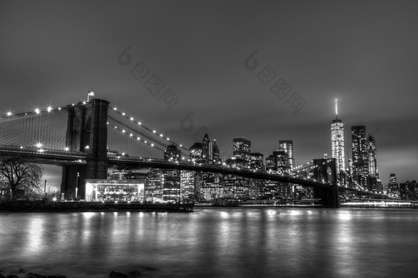 纽约市黄昏时的布鲁克林大桥.