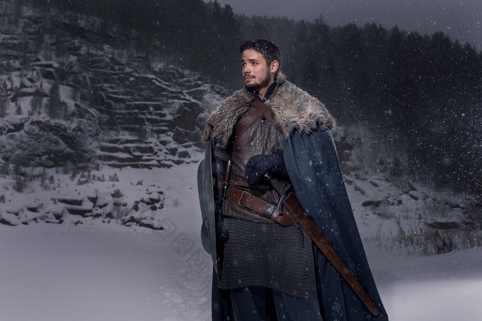 中世纪的骑士用剑如风格游戏的王座中的盔甲