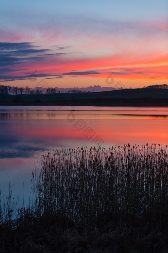 多彩的夕阳的天空美丽的湖。宁静的风景中充满活力