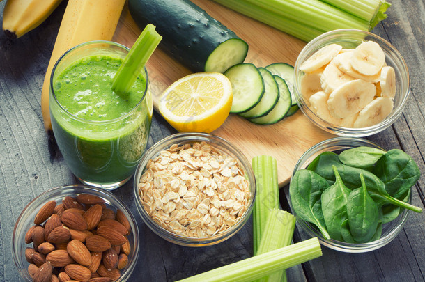 <strong>绿色</strong>新鲜健康的果汁与水果和蔬菜